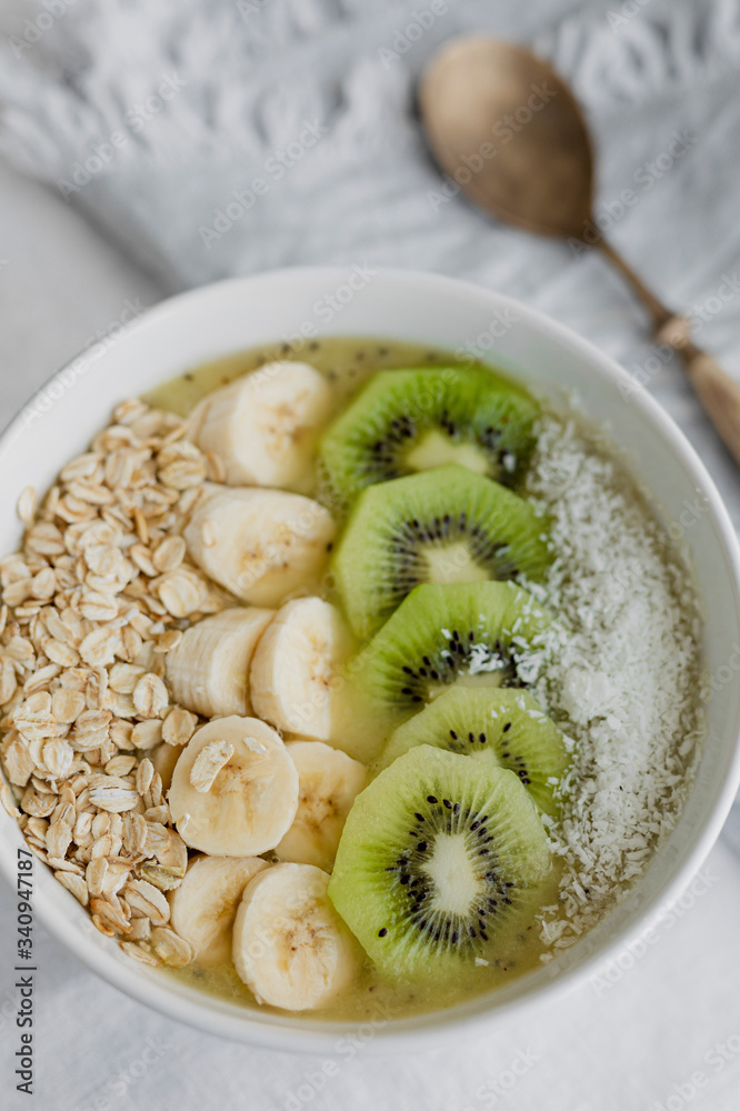 Smoothie bowl with kiwi