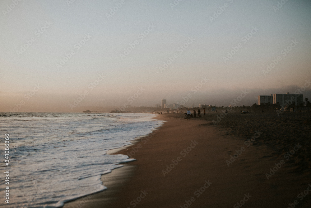 海浪冲刷曼哈顿海滩