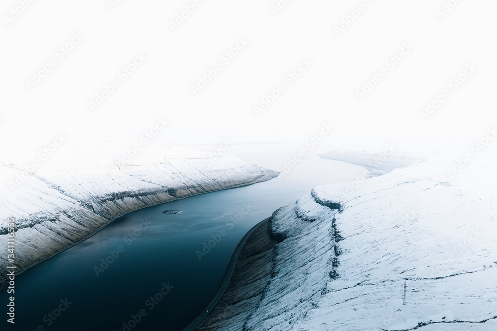 湖边的雪山