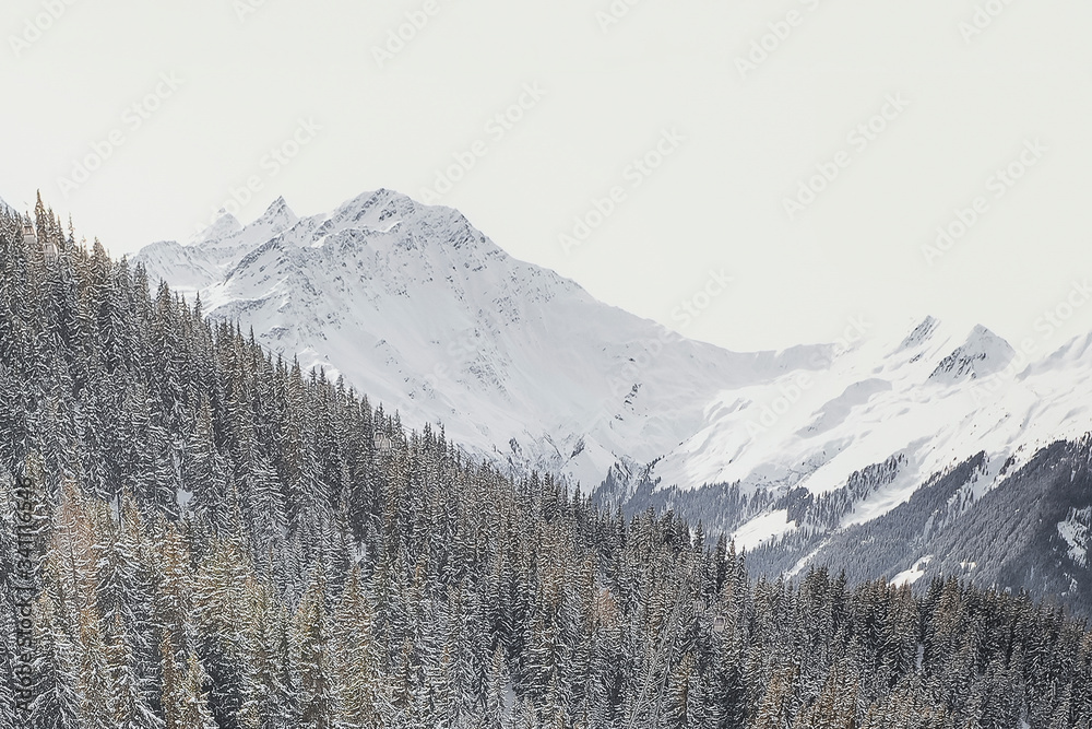 瑞士韦尔比耶白雪皑皑的山景