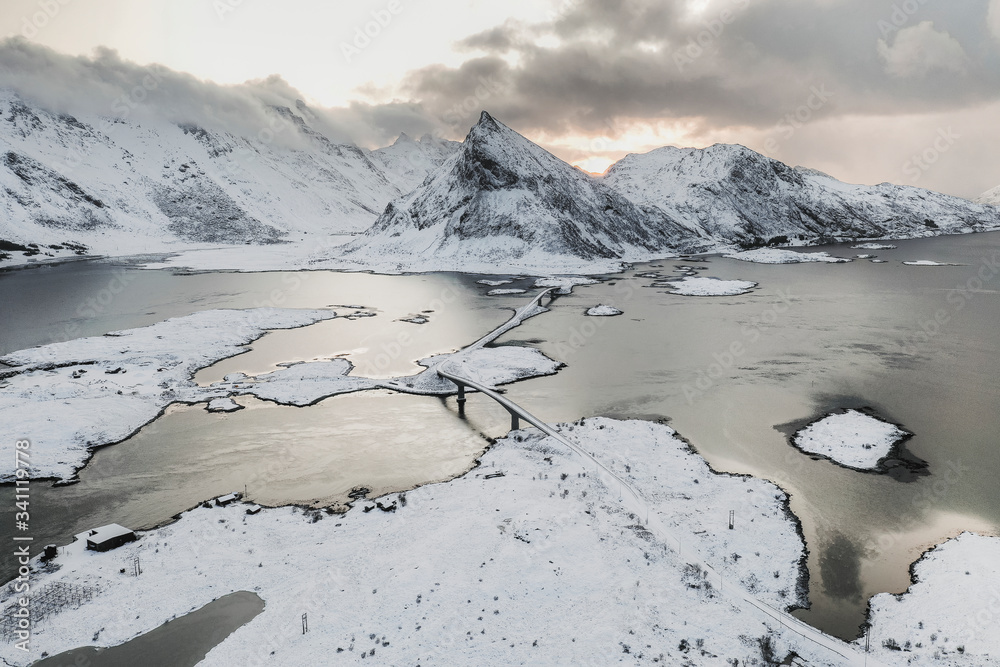 白雪皑皑的海岸无人机景观