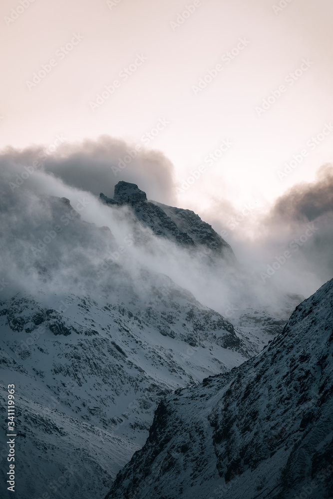 挪威的雪山山峰