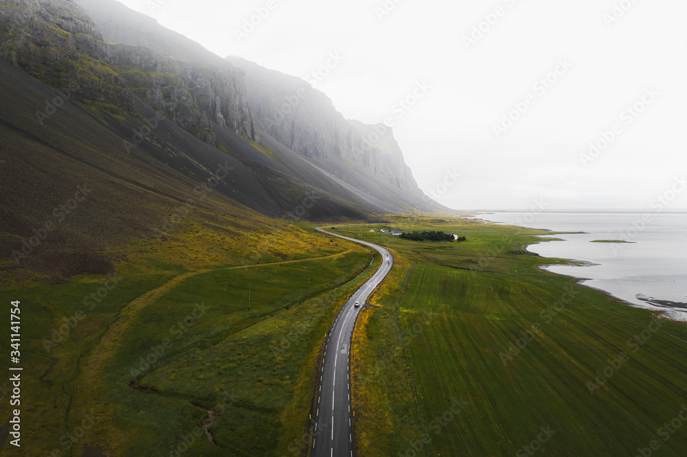 穿越自然的公路旅行