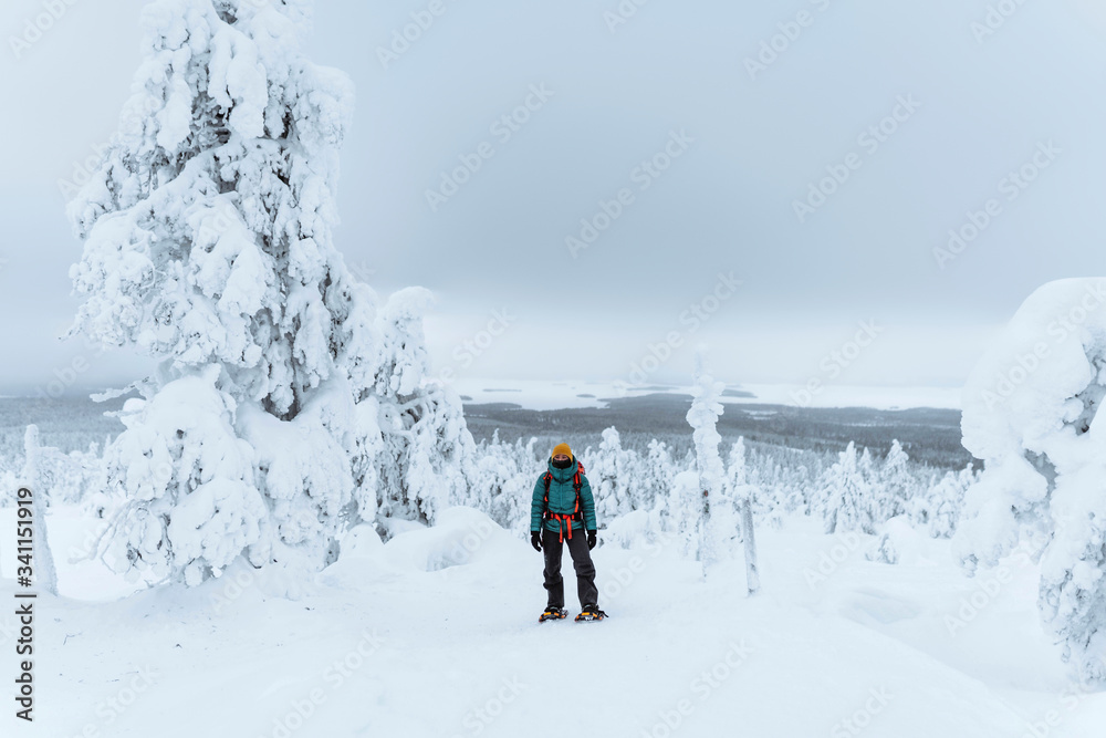 芬兰拉普兰，一名女子在雪地里跋涉