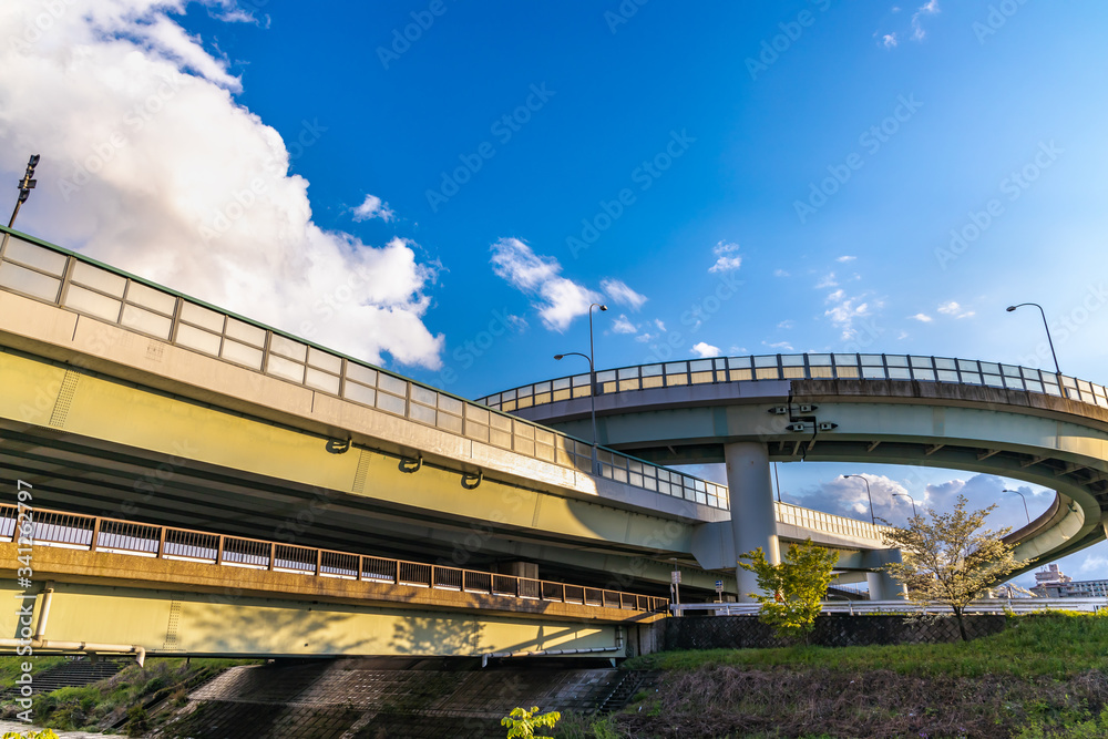 青空と頑丈な高架橋