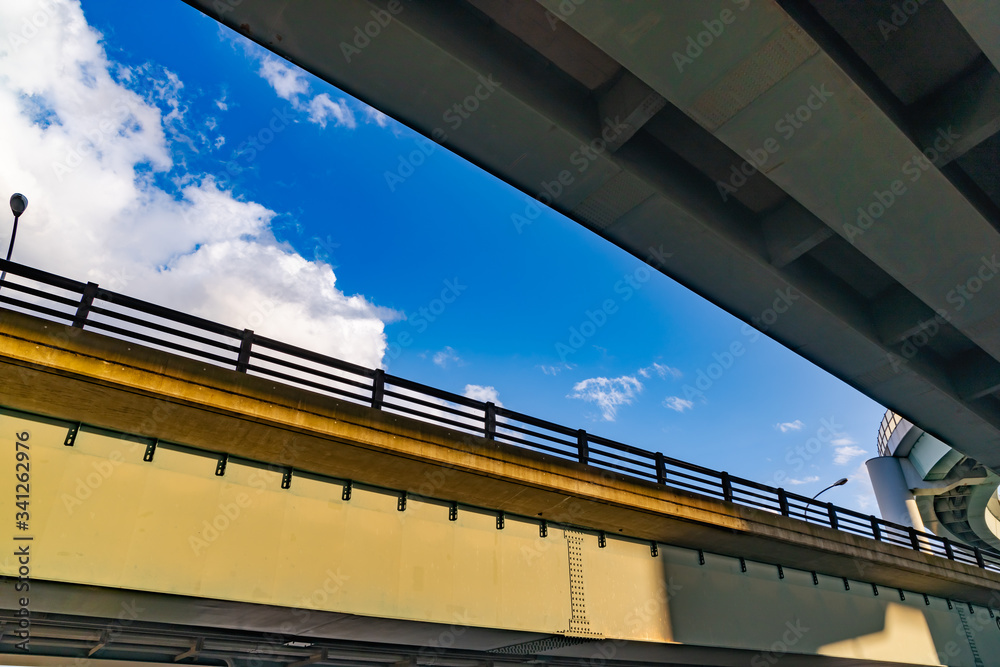 青空と頑丈な高架橋