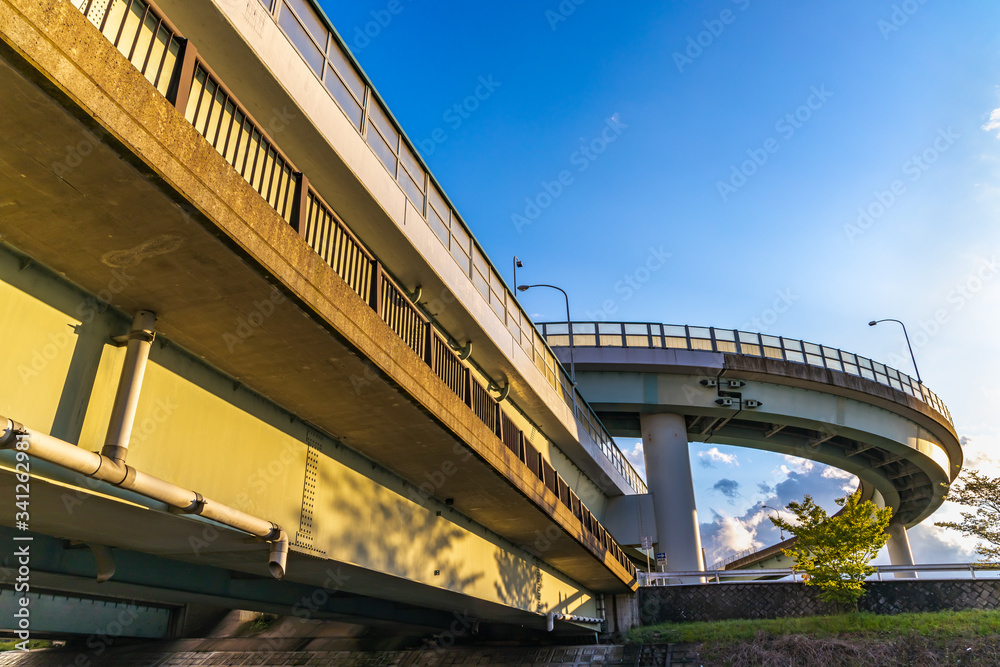 青空と頑丈な高架橋