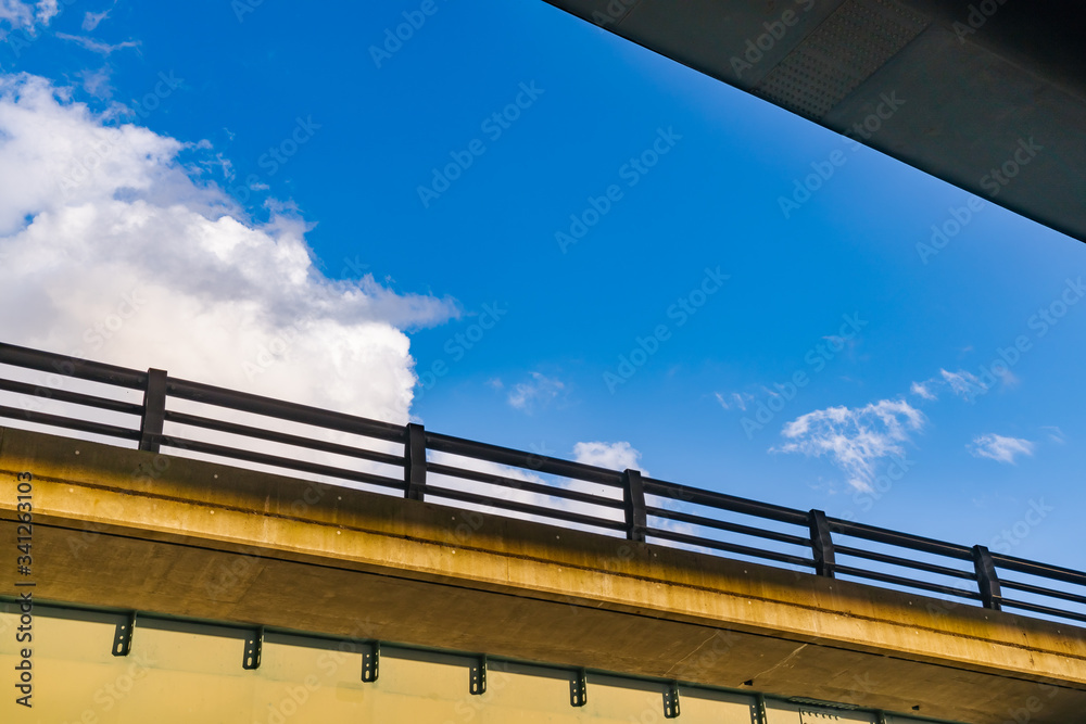 青空と頑丈な高架橋