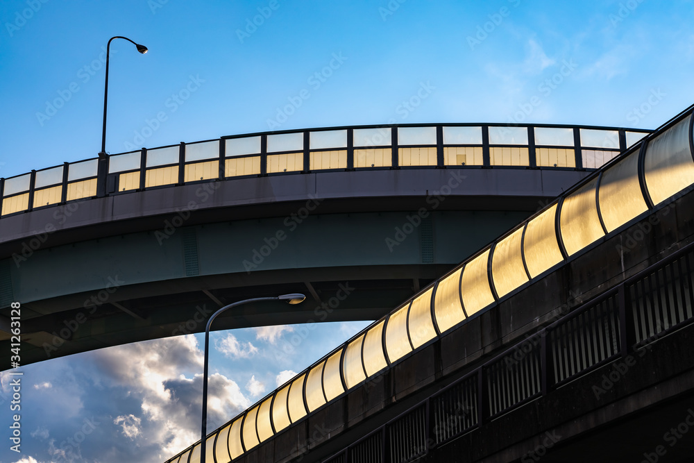 青空と頑丈な高架橋