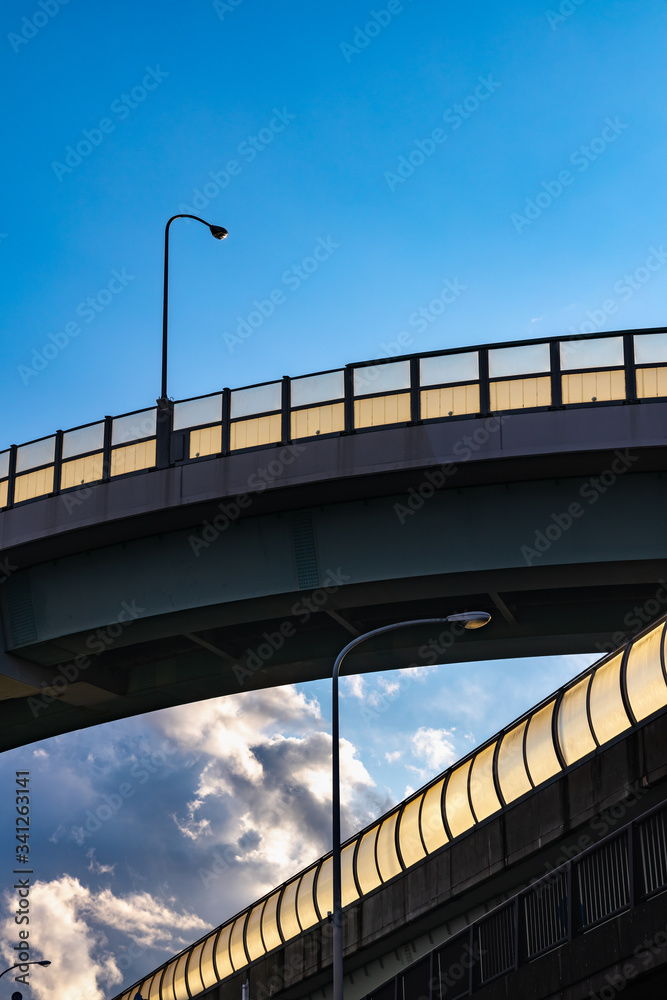 青空と頑丈な高架橋