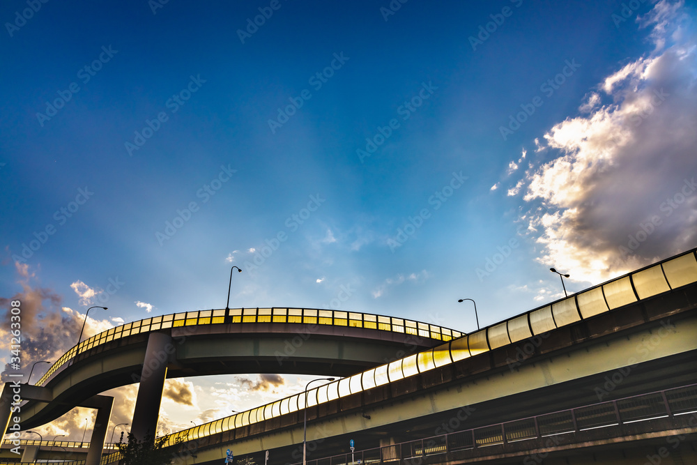 青空と頑丈な高架橋