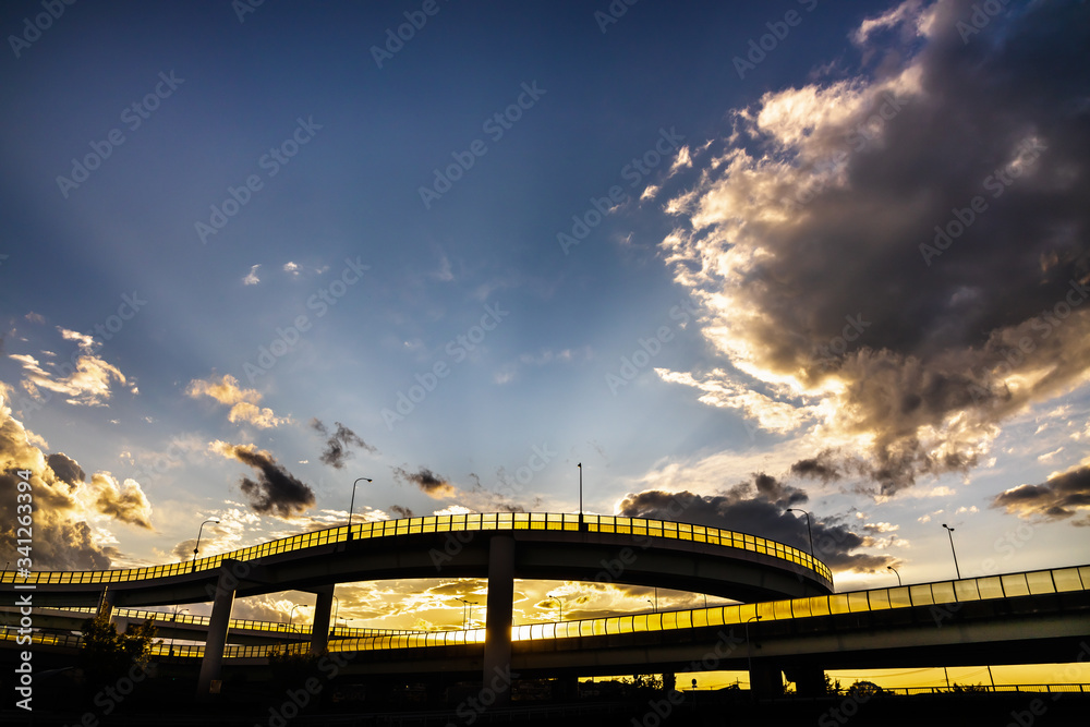 青空と頑丈な高架橋