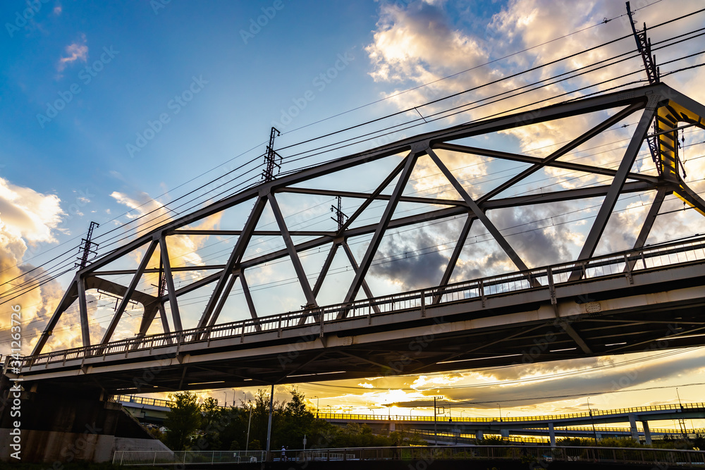 夕焼けの中の鉄橋