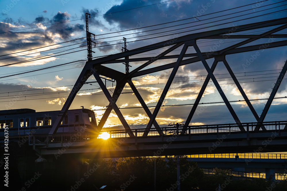 夕焼けの中を走る横浜郊外の鉄道