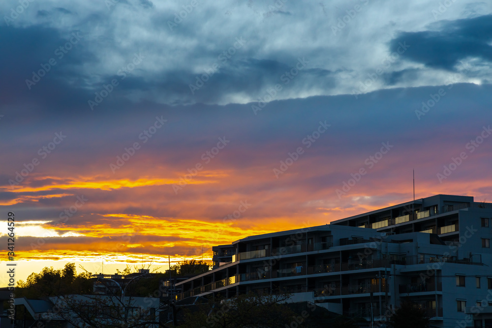 赤く染まった住宅街の夕焼け