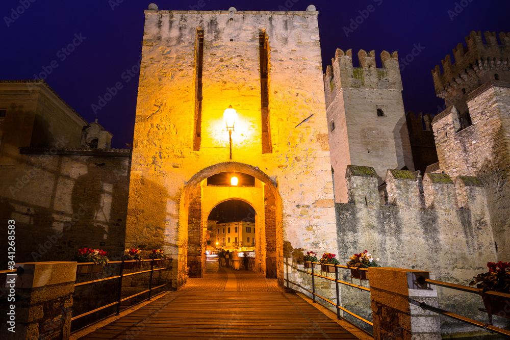 意大利Sirmione Garda湖上的Scaligero城堡，夜晚