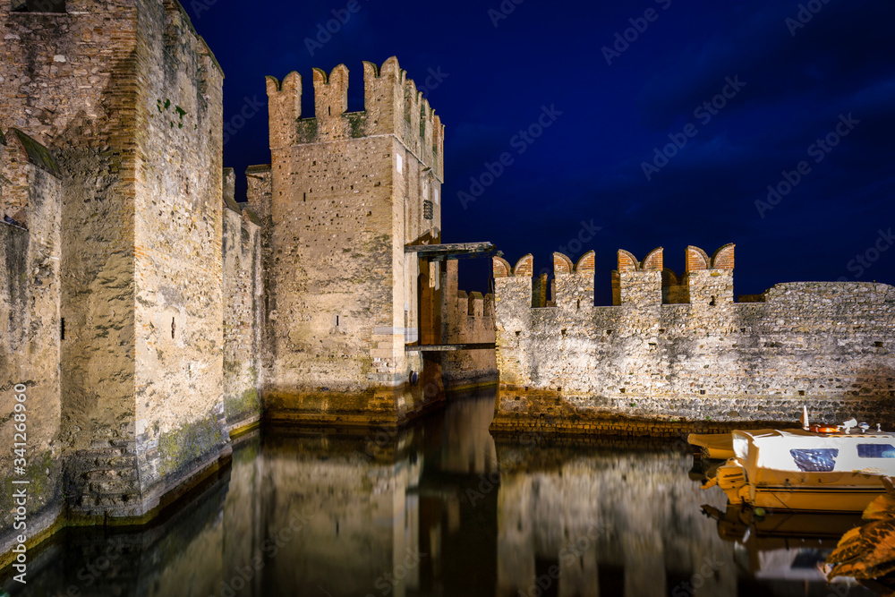 意大利Sirmione Garda湖上的Scaligero城堡，夜晚