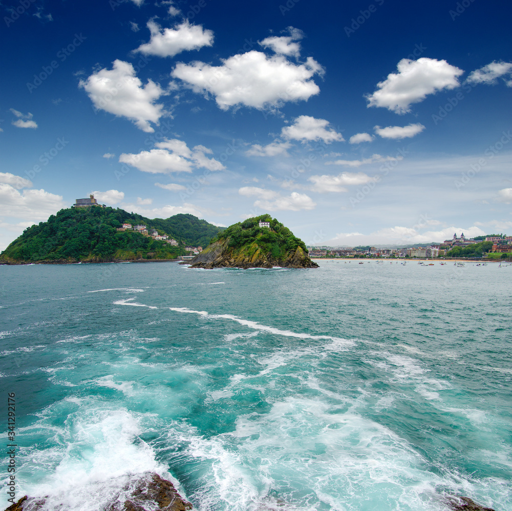 海浪冲击海湾岩石