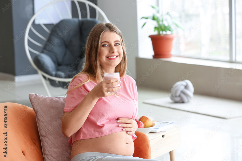 家里有酸奶的漂亮年轻孕妇