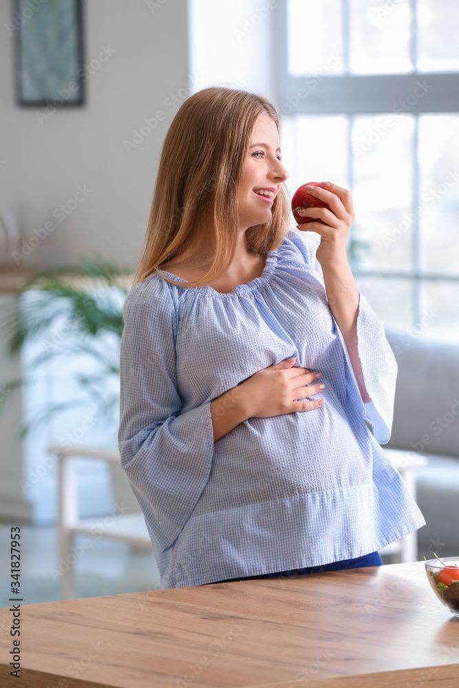 家里有苹果的漂亮年轻孕妇