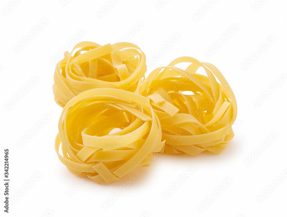 Tagliatelle置于白色背景上