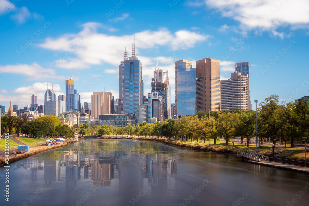 Maribyrnong河上的墨尔本市景观