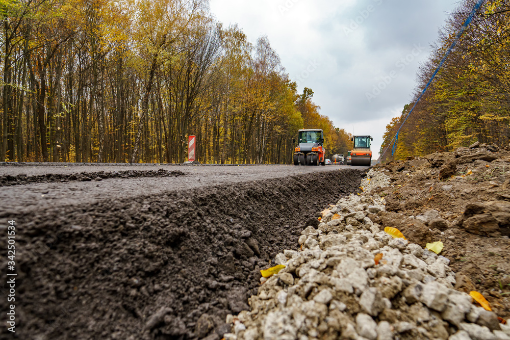 道路修复近景。压路机在新的道路施工现场工作