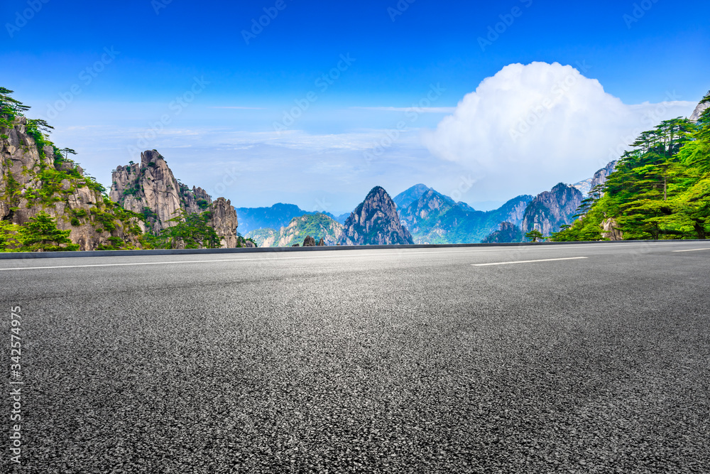 空旷的柏油路和青山，美丽的云朵景观。