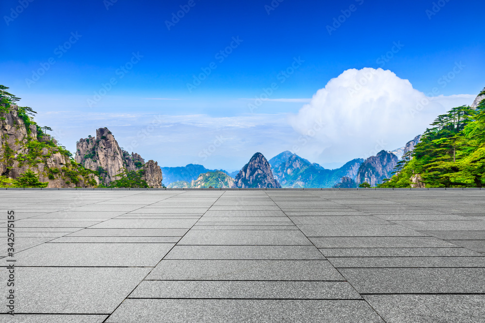 空旷的广场和青山，美丽的云朵自然景观。