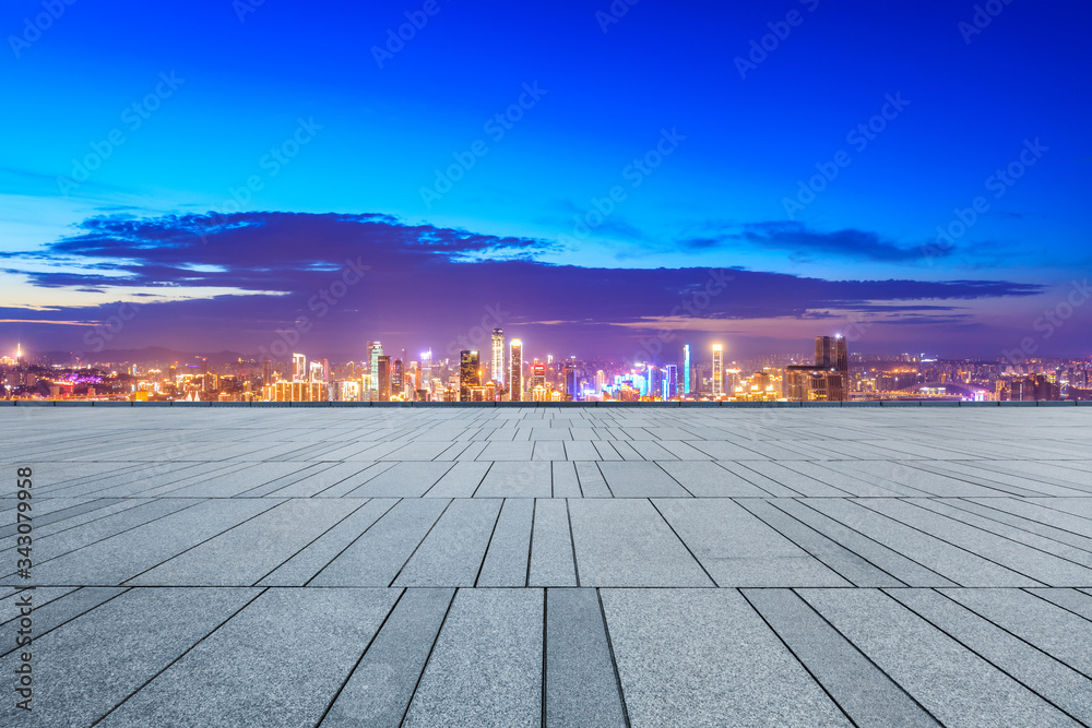 空旷的广场和重庆夜晚的天际线，中国。