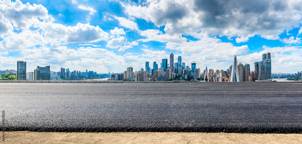 空旷的柏油路和重庆城市的天际线和建筑景观，中国。