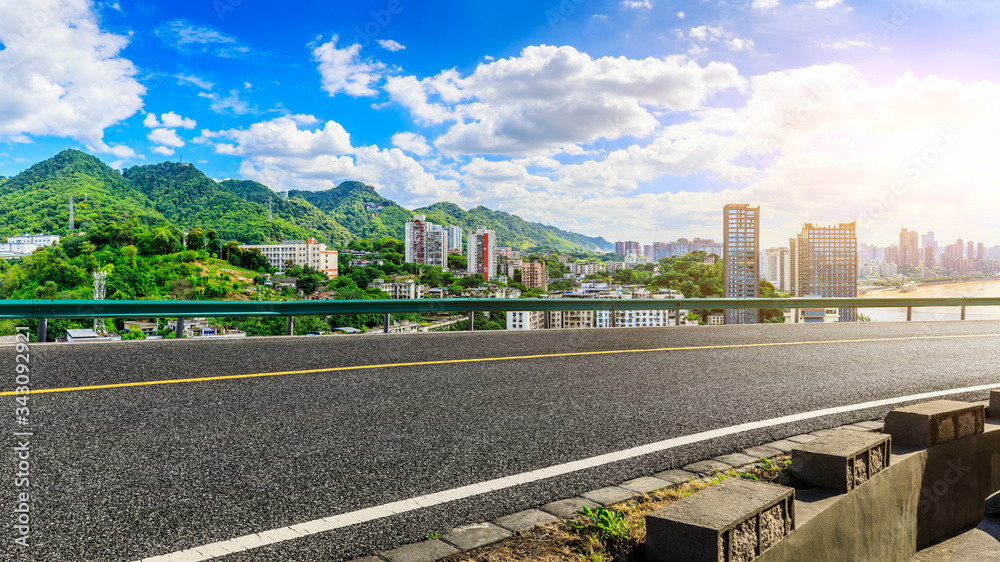 空旷的柏油公路、重庆的天际线和建筑景观，中国。