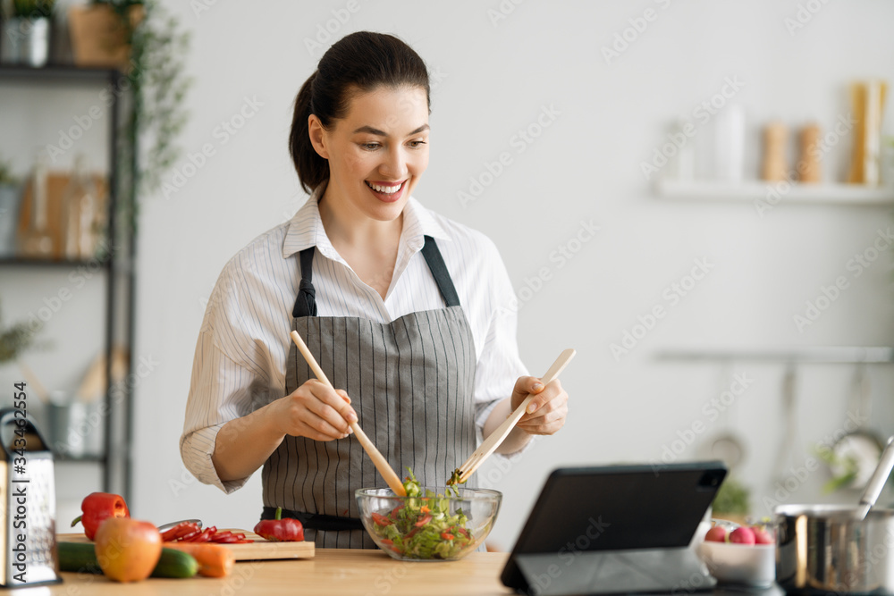 女人正在准备合适的饭菜