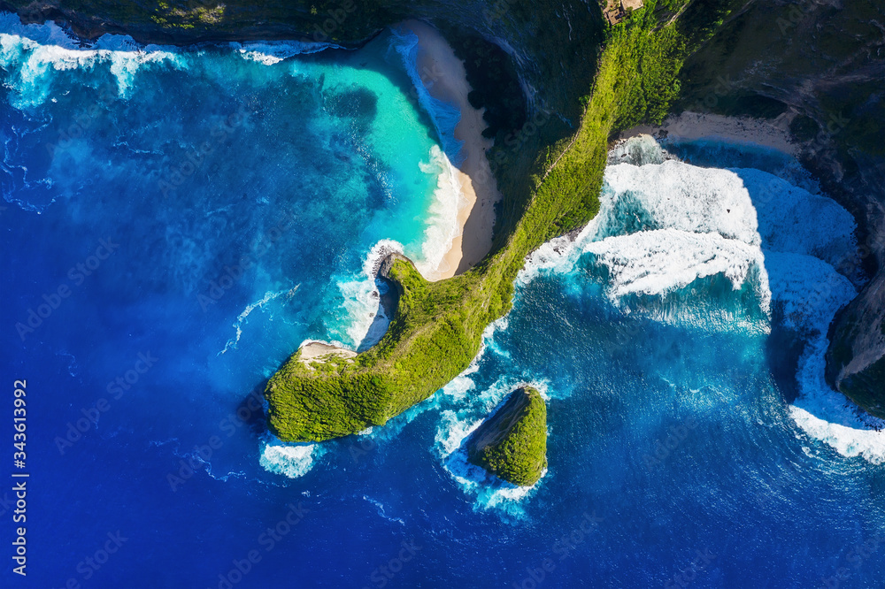 海洋和岩石的鸟瞰图。俯视图中的绿松石水背景。空中的夏季海景