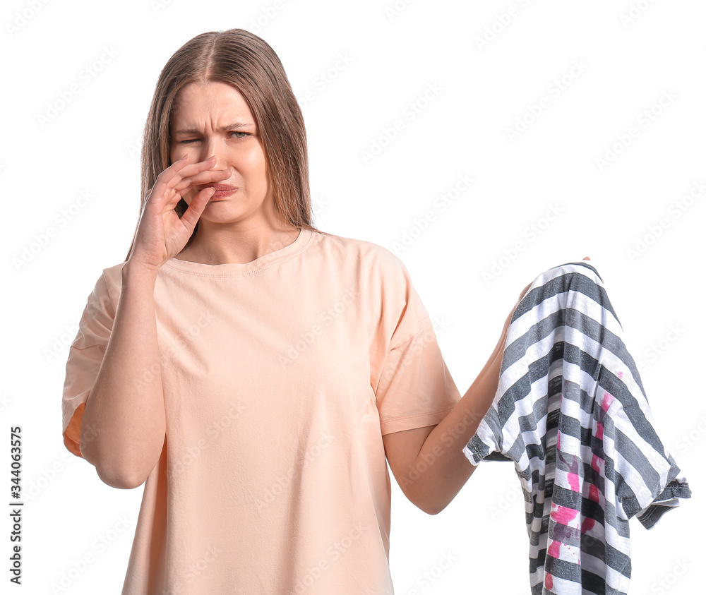 白底脏衣服被驱散的女人