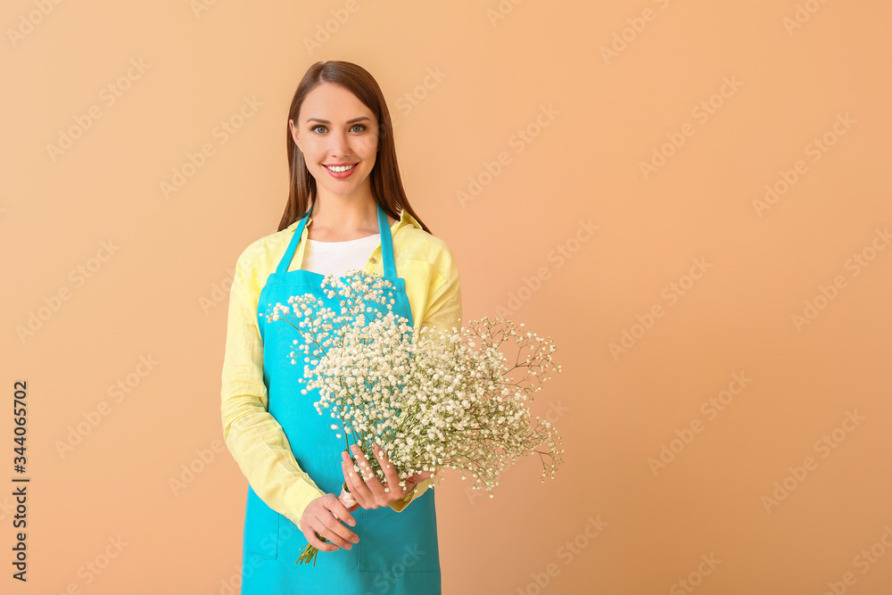 彩色背景上有花束的女花商肖像