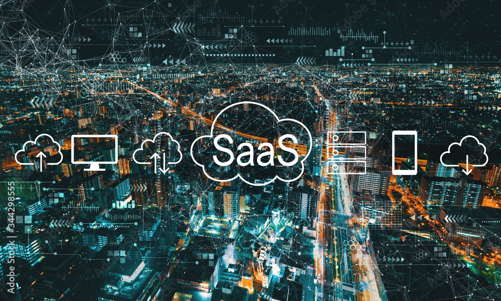 SaaS-软件即服务概念，夜间可俯瞰日本城市景观