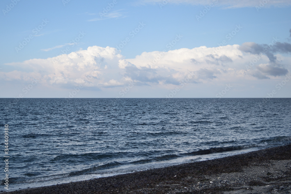 希腊爱琴海萨莫特拉基岛Therma海滩的多云夏日