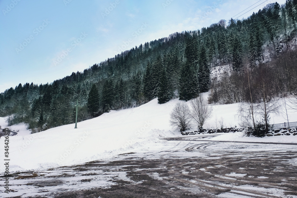 冬日里美丽的雪地滑雪场