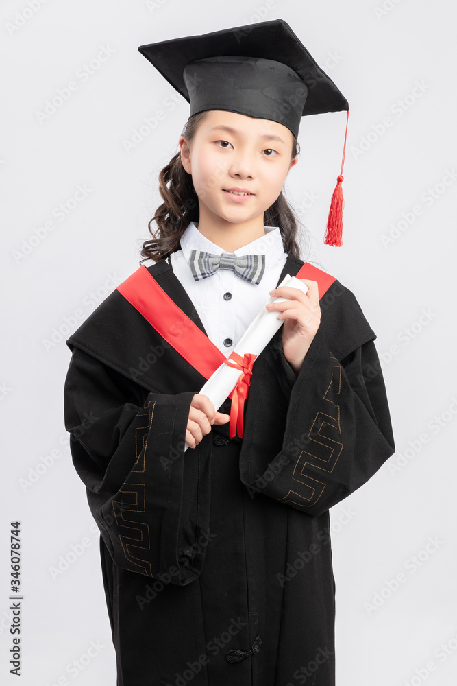 穿着学士服的亚洲小学女生