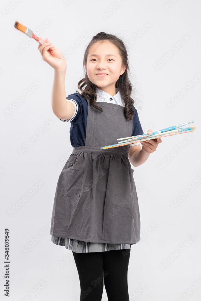 正在画画的亚洲小学女生