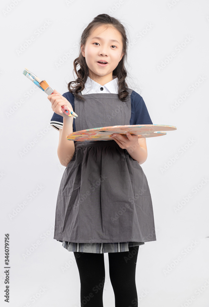 正在画画的亚洲小学女生