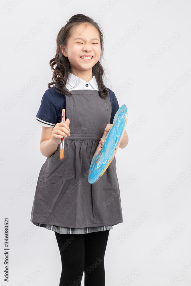 正在画画的亚洲小学女生