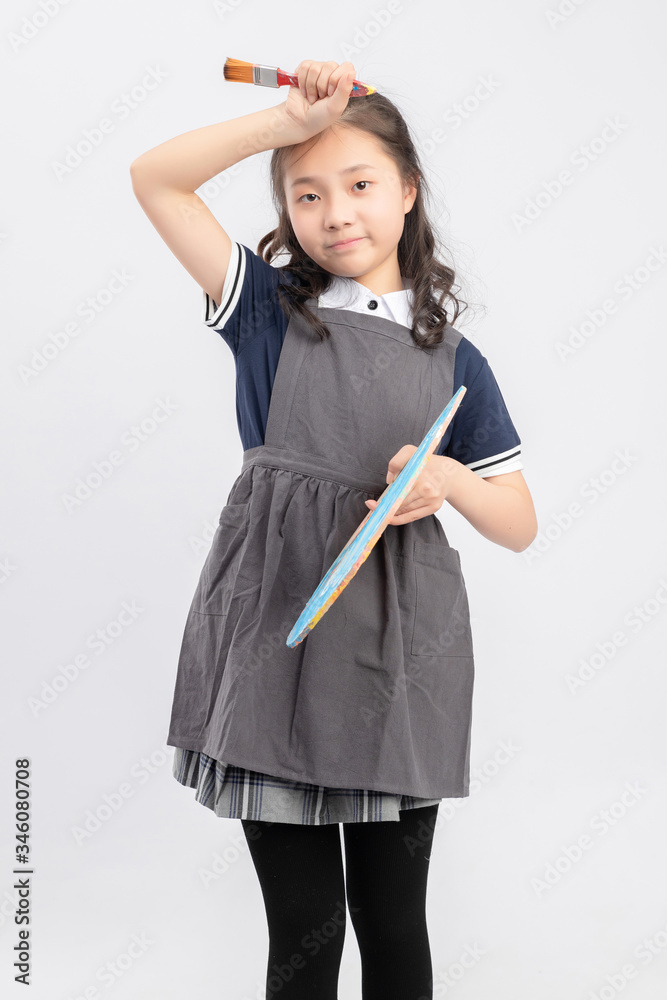 正在画画的亚洲小学女生