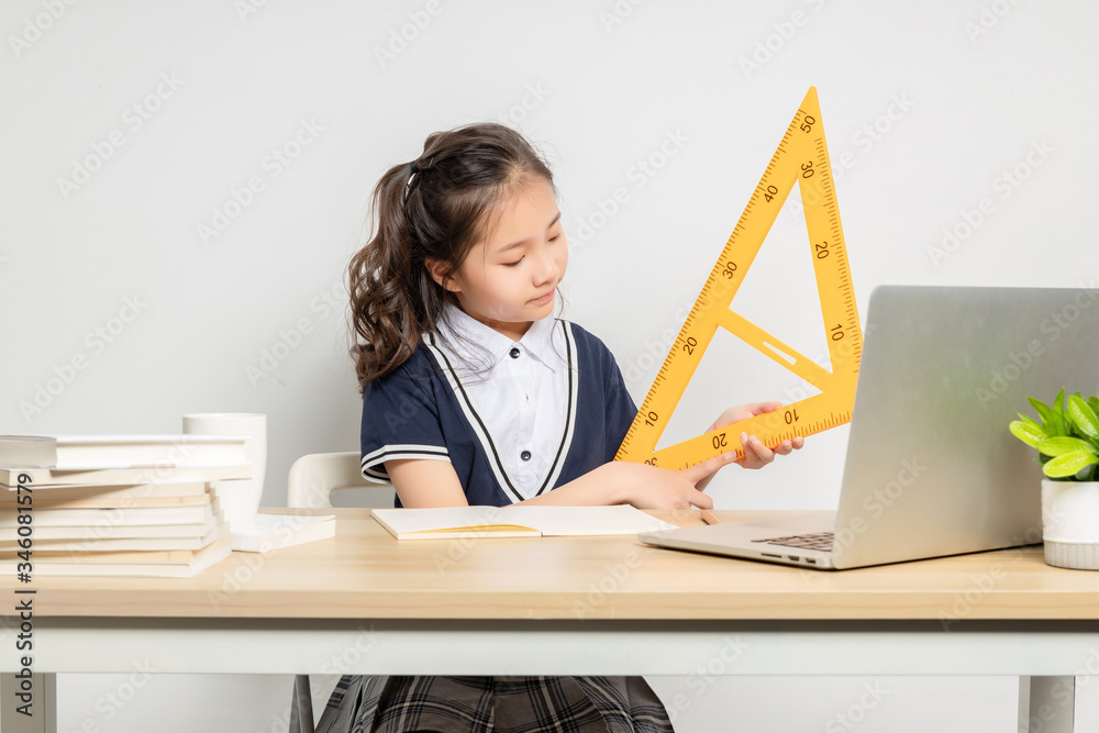 亚洲小学女生上数学课