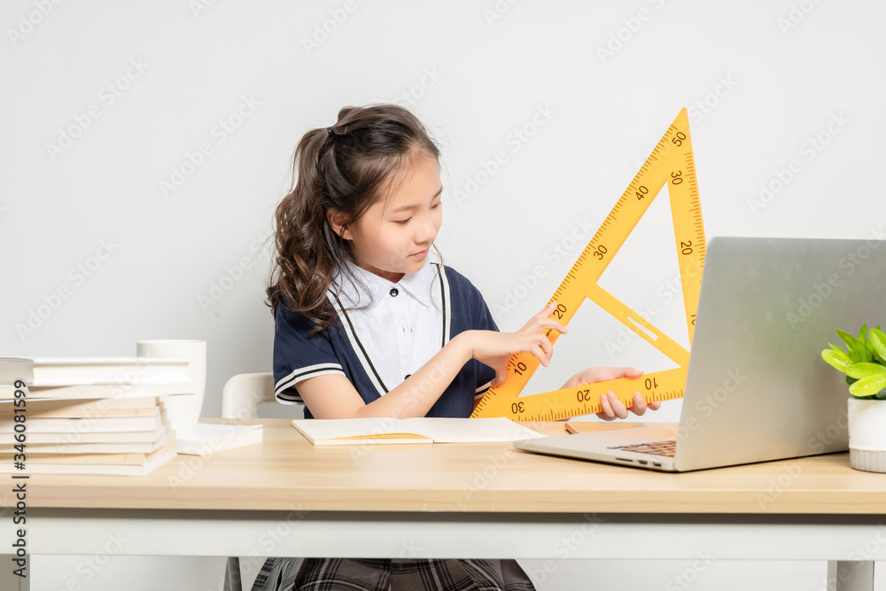 亚洲小学女生上数学课