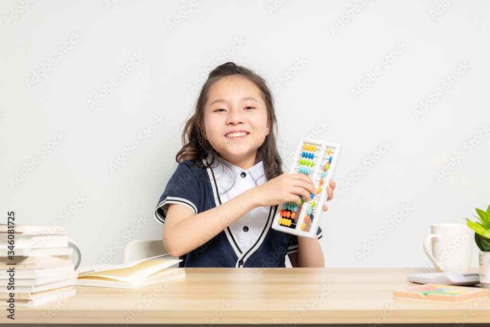 亚洲小学女生上数学课