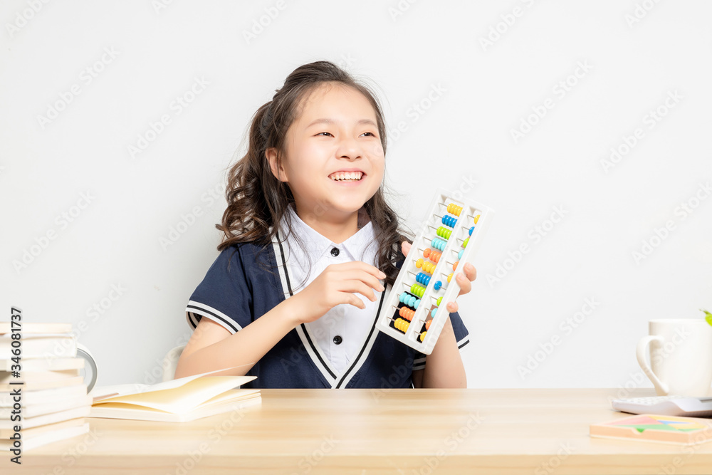 亚洲小学女生上数学课