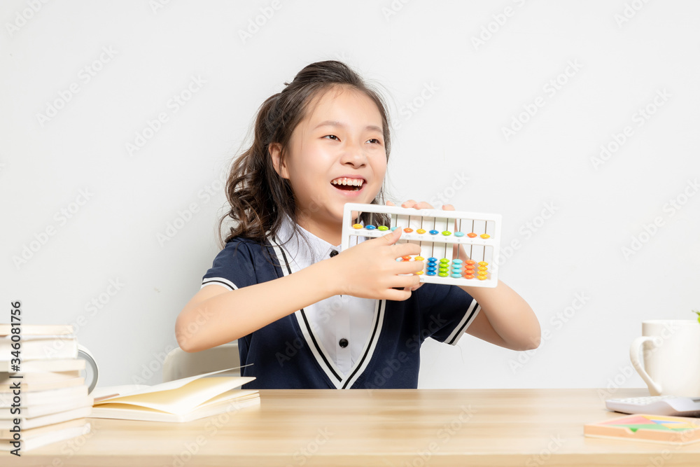 亚洲小学女生上数学课