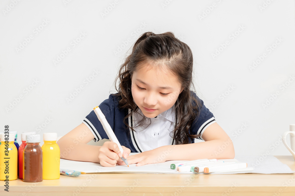 Asian primary school girls are drawing